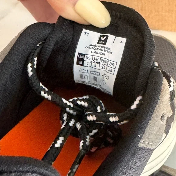Veja Venturi Black and White Sneakers Sz 7 - Picture 6 of 9